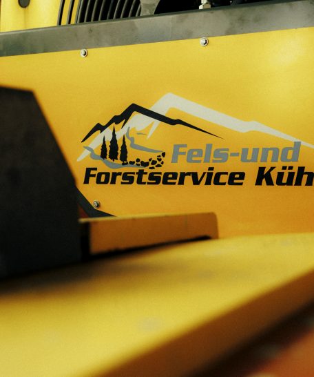Maschinerie für Hang- und Baugrubensicherung mit Logo von FFS Kühr