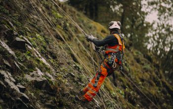 Mitarbeiter sichert Hang im Spezialtiefbau