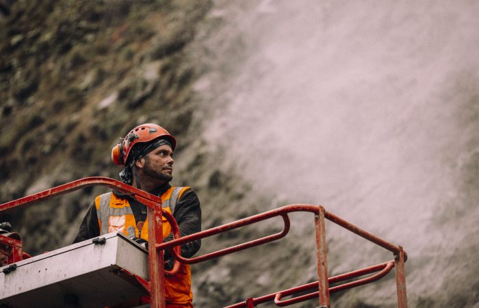 Mitarbeiter auf einer Baustelle (Spezialtiefbau), umgeben von Rauch