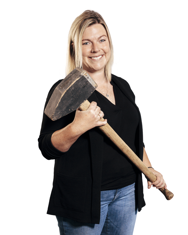 Jana Tröster, Ansprechpartnerin für die Baugrubensicherung hält einen Hammer in den Händen