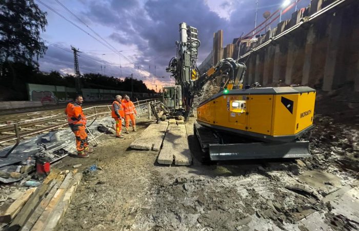 Mitarbeiter von FFS-Kühr auf einer Baustelle mit Pfahlgründungen