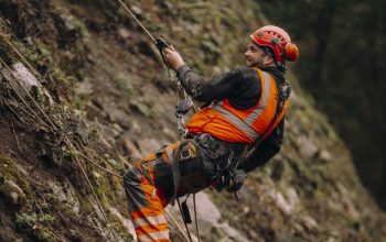 Höhenarbeiter von FFS Kühr im Einsatz an einem Hang