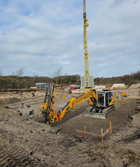 Baustelle mit einer Maschine für Pfahlgründungen