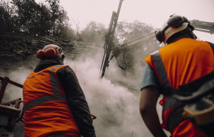 Zwei Mitarbeiter aus dem Bereich Spezialtiefbau von hinten