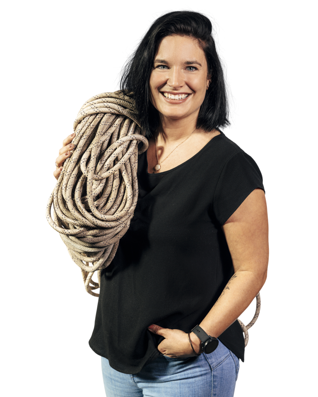 Vanessa Kaufmann, Ansprechpartnerin für Mikropfähle posiert mit einem Seil über der Schulter.