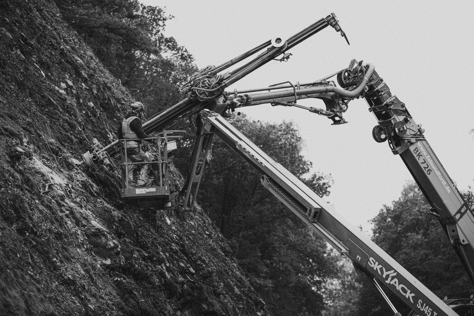 Maschinerie, mit der Bodennägel in Fels eingebracht wird